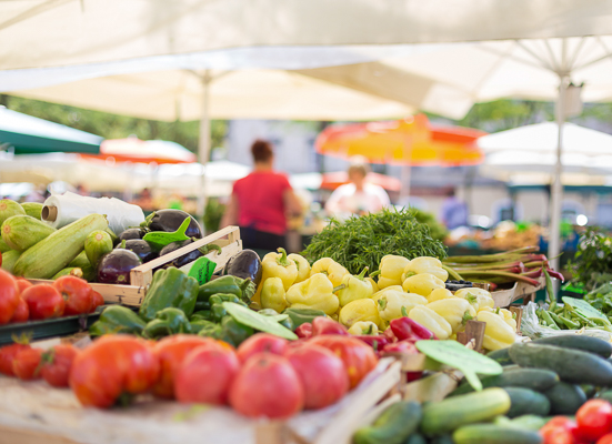 Ein Gemüseverkaufsstand auf dem Wochenmarkt